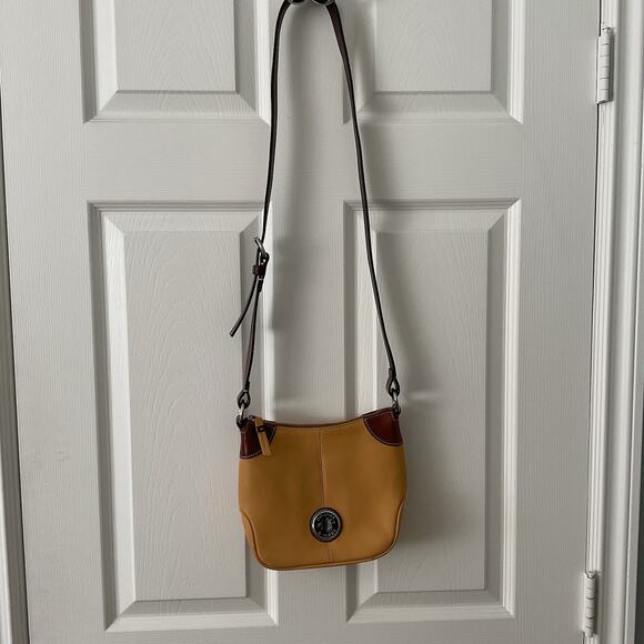 Vintage Dooney And Bourke All Weather Leather Crossbody Mustard Adjustable - Picture 2 of 6